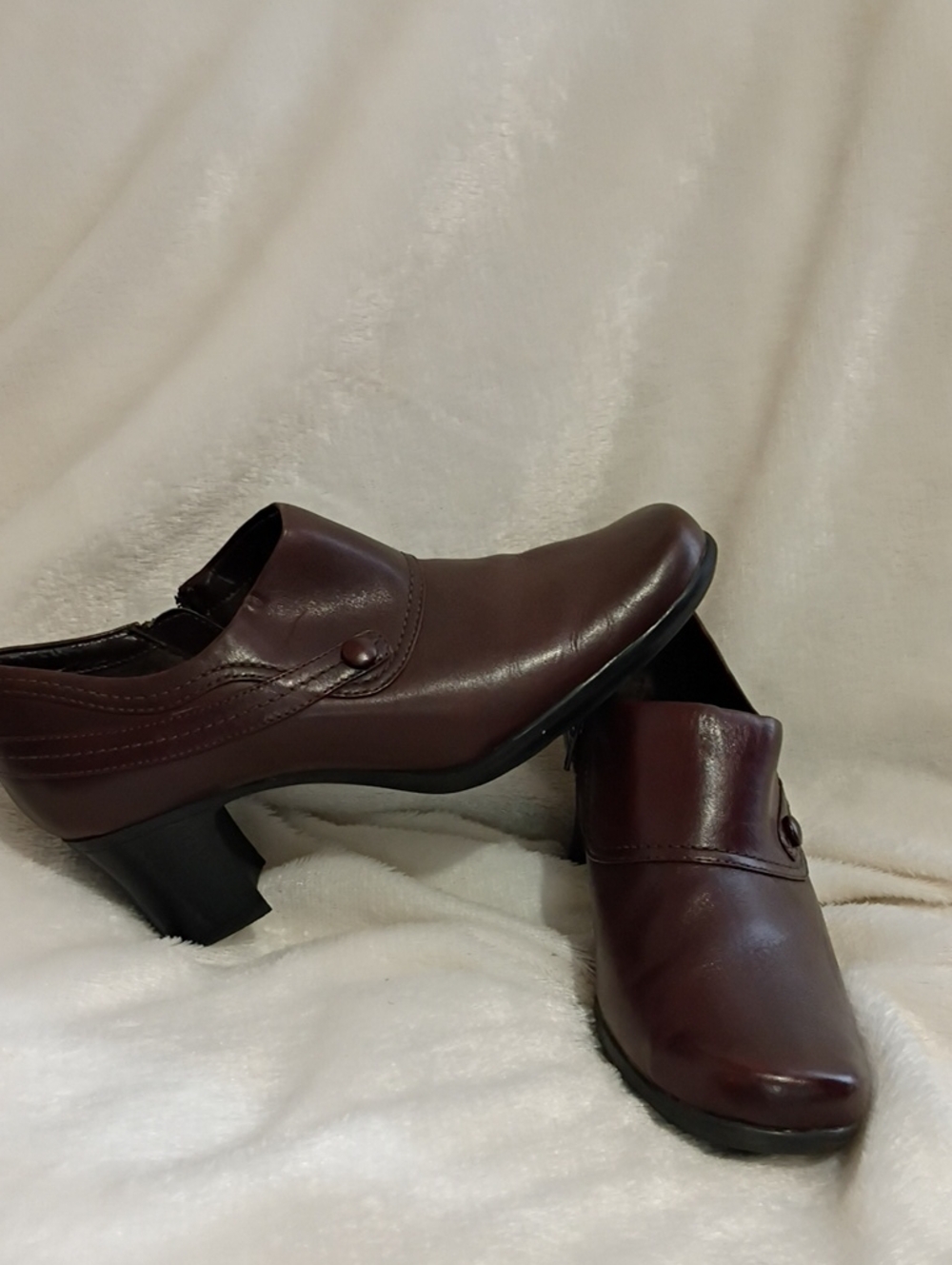 Clarks Women's Burgundy Leather Low Block Heel Slip-On Pumps